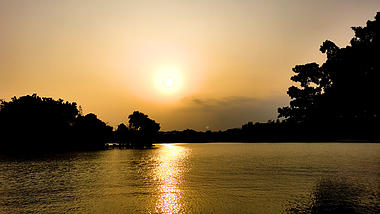4K实拍夏日湖面夕阳倒影空境延时摄影视频的预览图