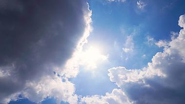 4K夏天烈日阳光下的蓝天白云视频素材视频的预览图