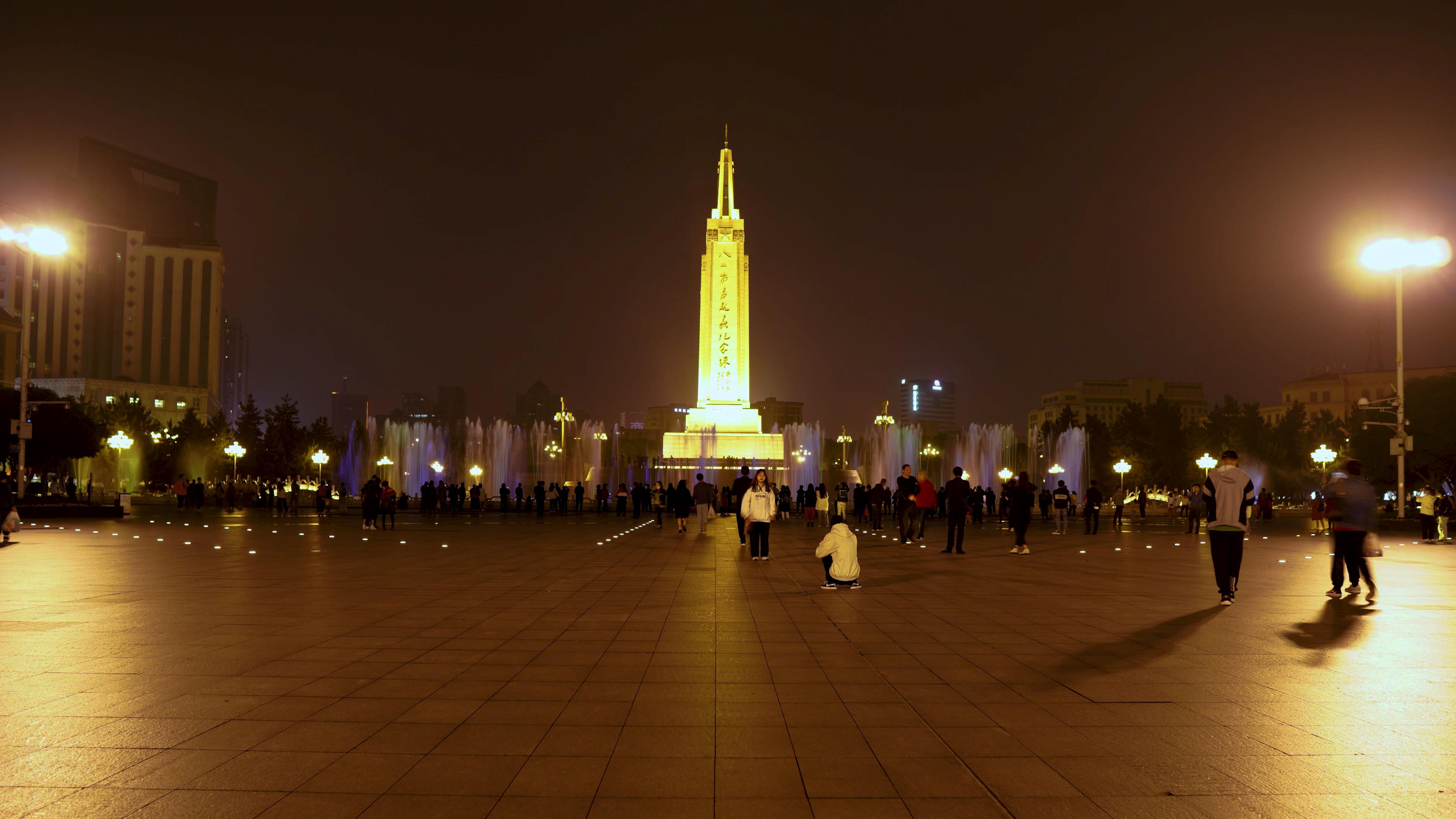 4K实拍南昌八一广场喷泉夜景延时摄影视频的预览图