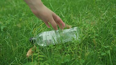 4k捡起草地上的空瓶子环保捡垃圾爱护环境公益广告素材视频的预览图