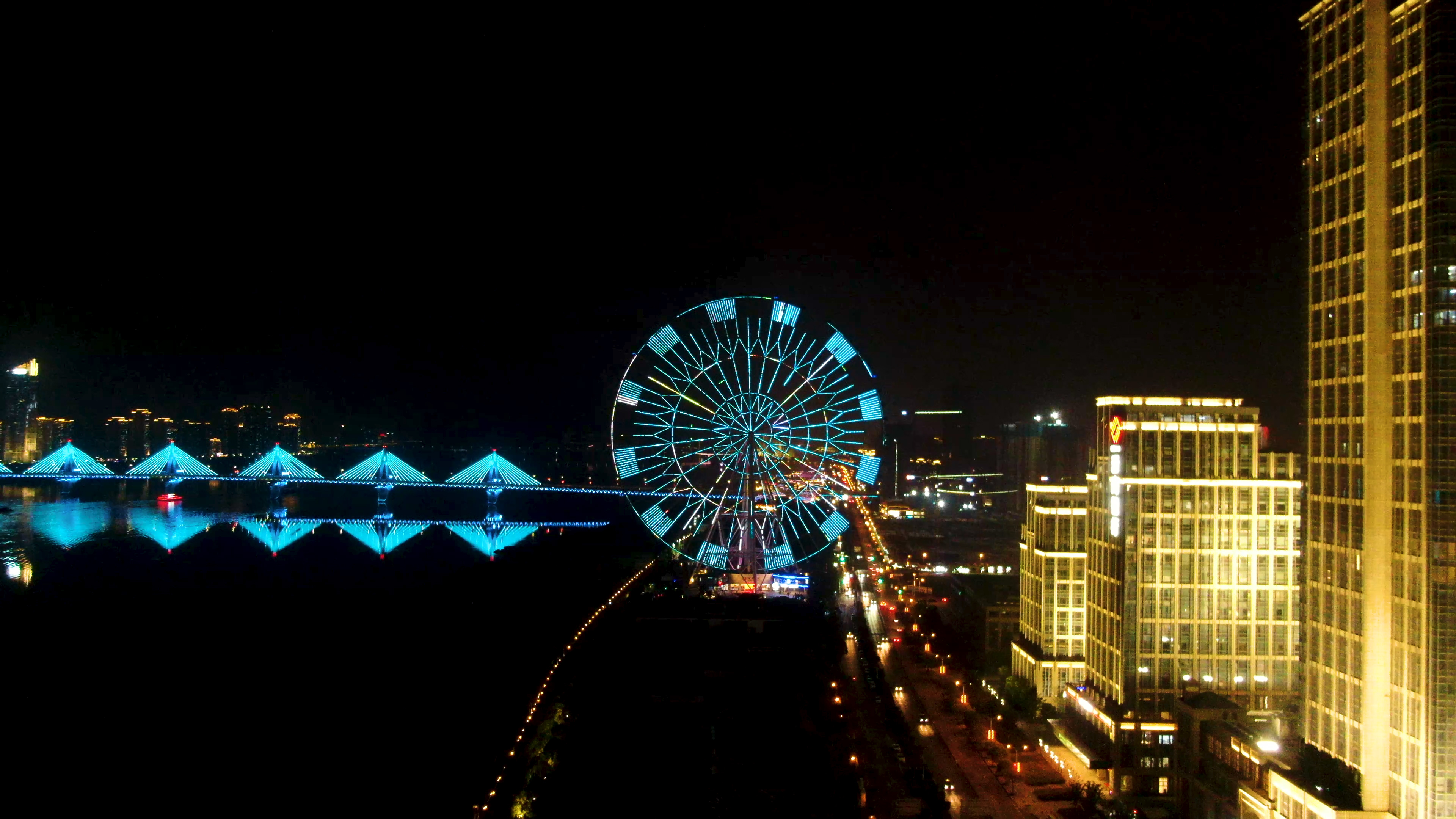 4K航拍南昌之星摩天轮夜景视频的预览图