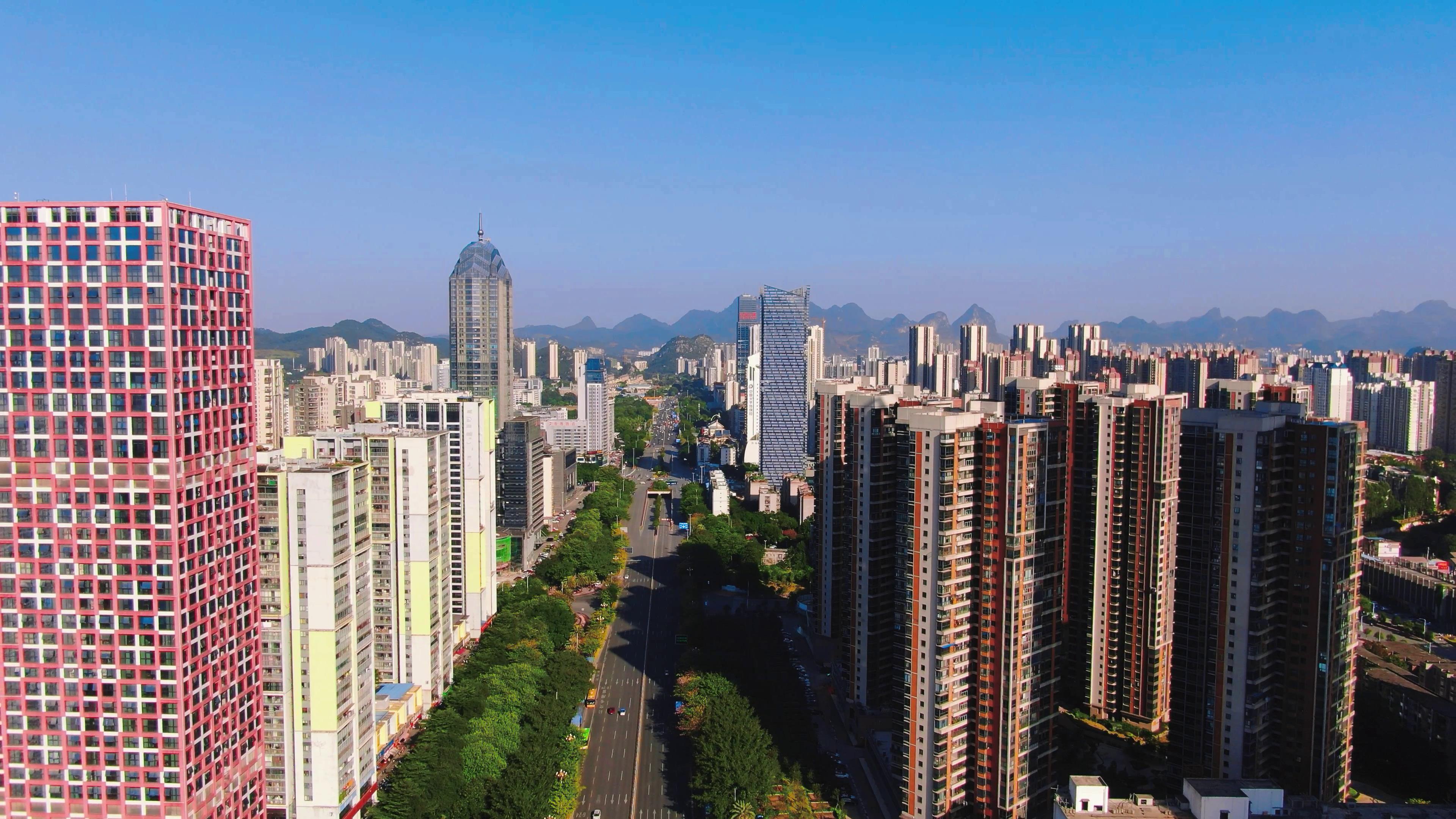 4K航拍广西柳州城市大道两旁高楼楼房建筑视频的预览图