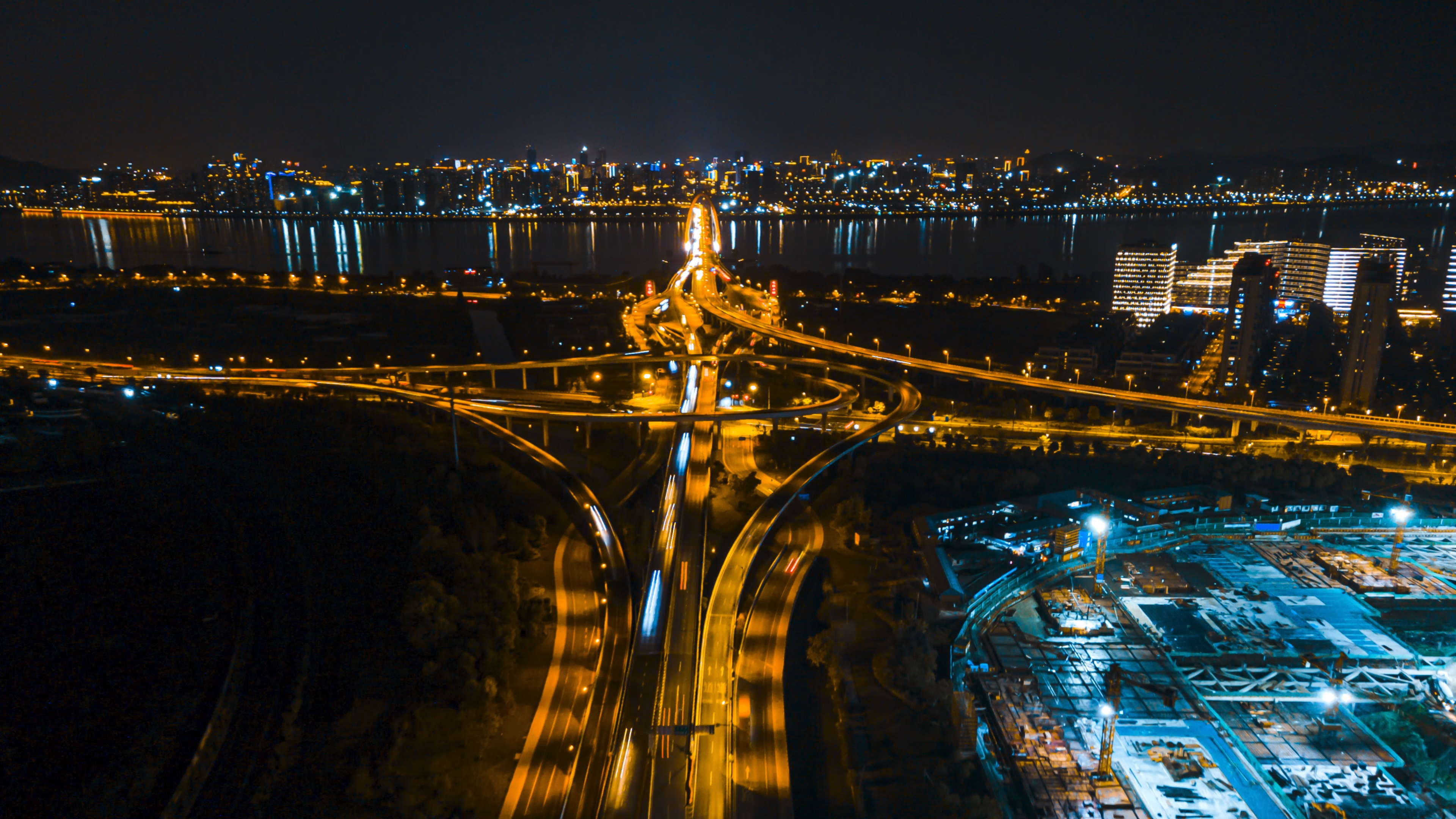 4K航拍移动延时之江大桥极速车流夜景视频的预览图