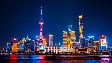 8K震撼上海夜晚陆家嘴外滩繁华灯光秀夜景延时视频的预览图