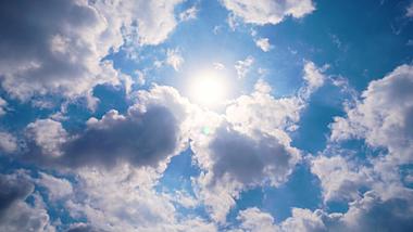 4K夏天烈日阳光下的蓝天白云延时视频素材视频的预览图