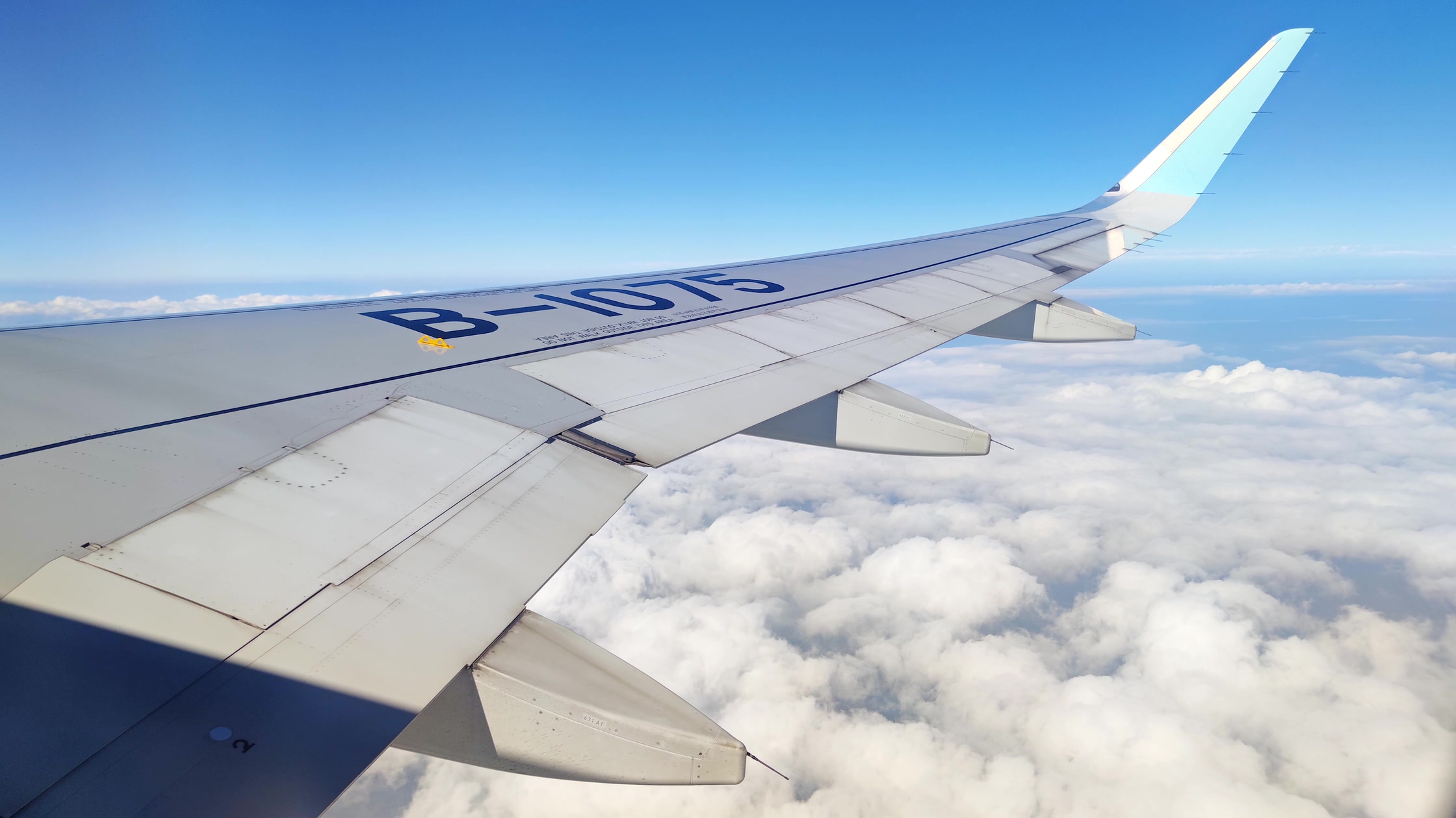 4K实旅途中客机窗外风景蓝天白云机翼视频的预览图