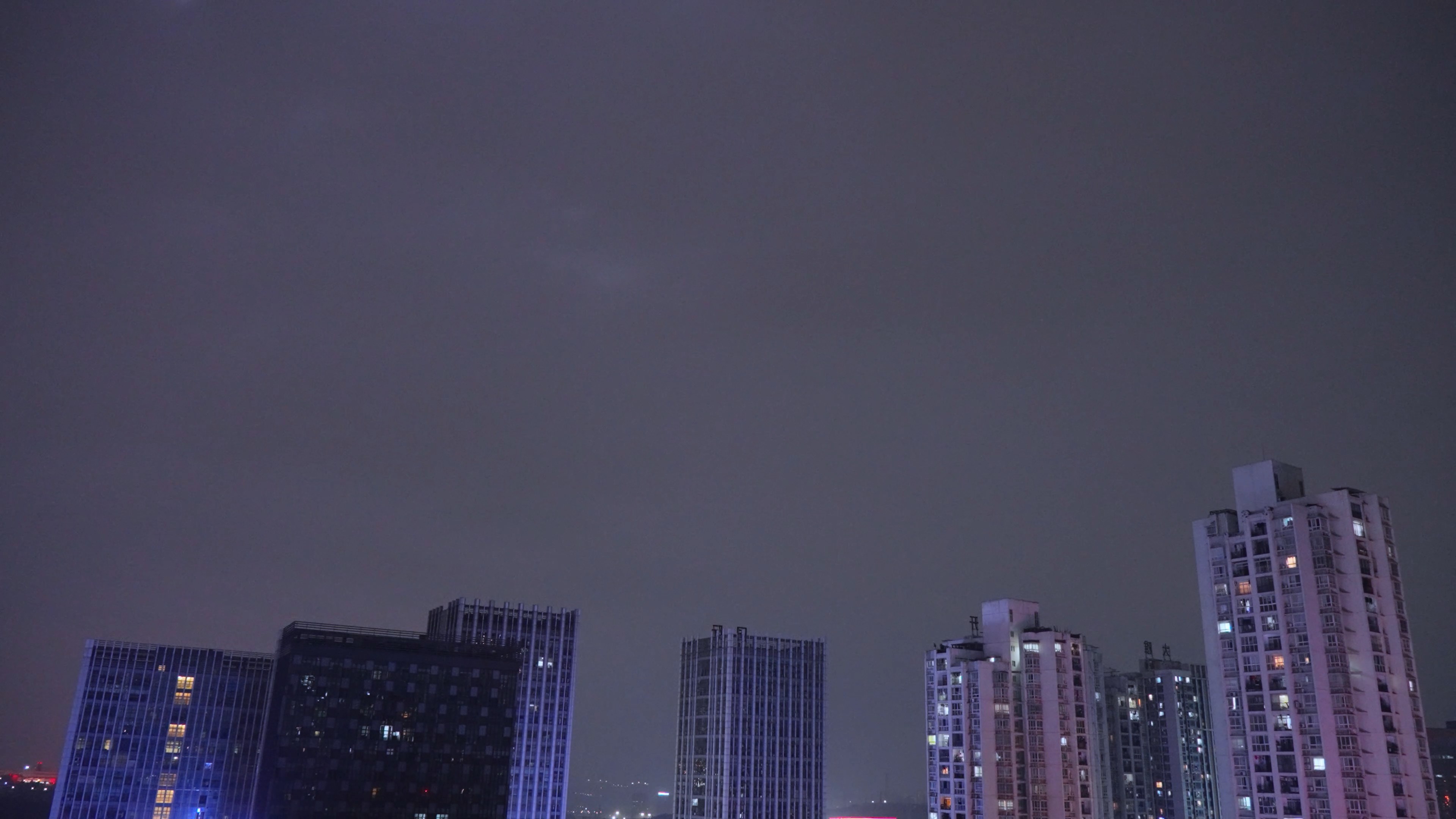 4k城市夏季夜晚打雷闪电自然现象实拍视频的预览图