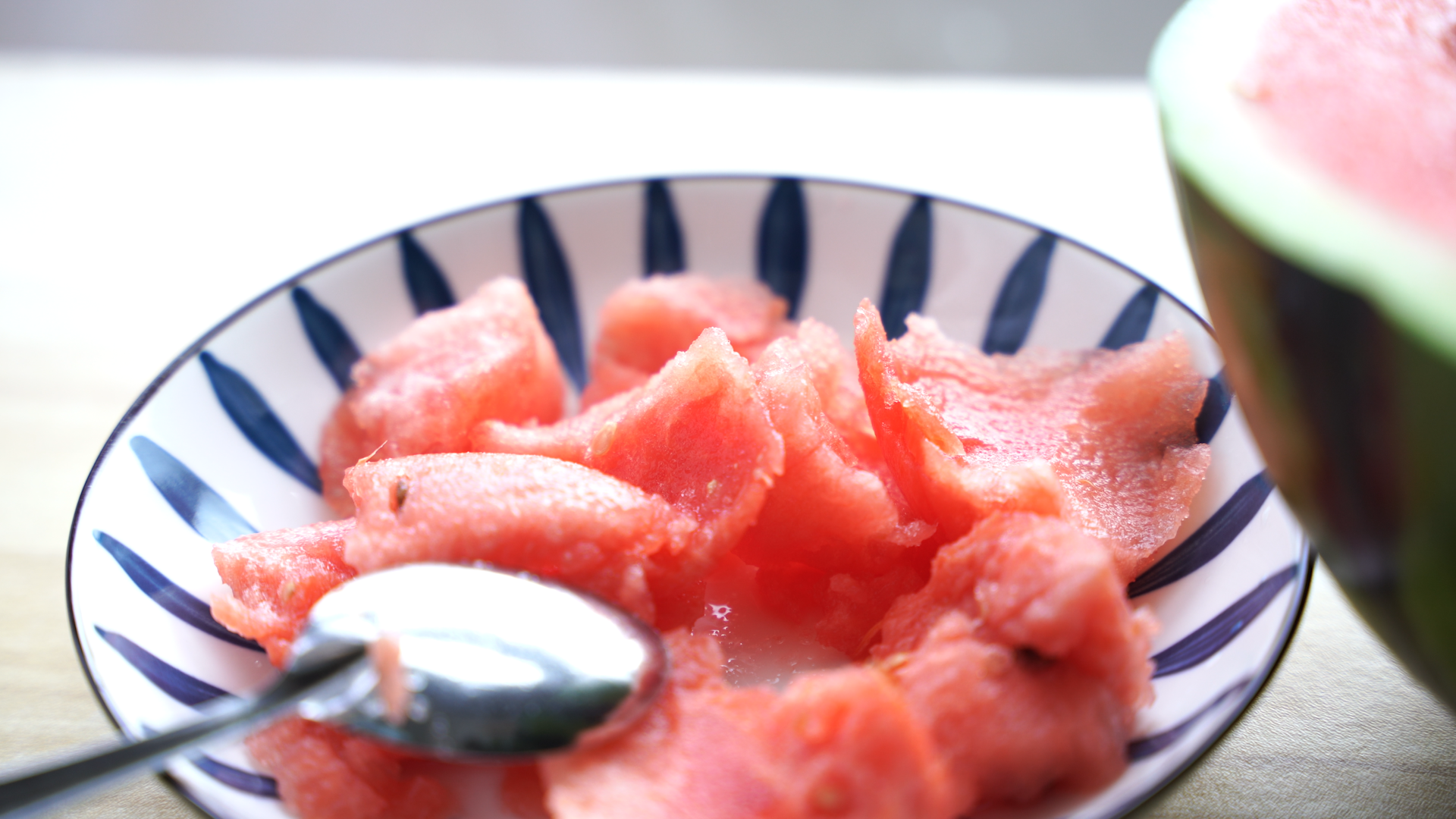 夏天用勺子舀西瓜装盘子里吃4K实拍视频视频的预览图