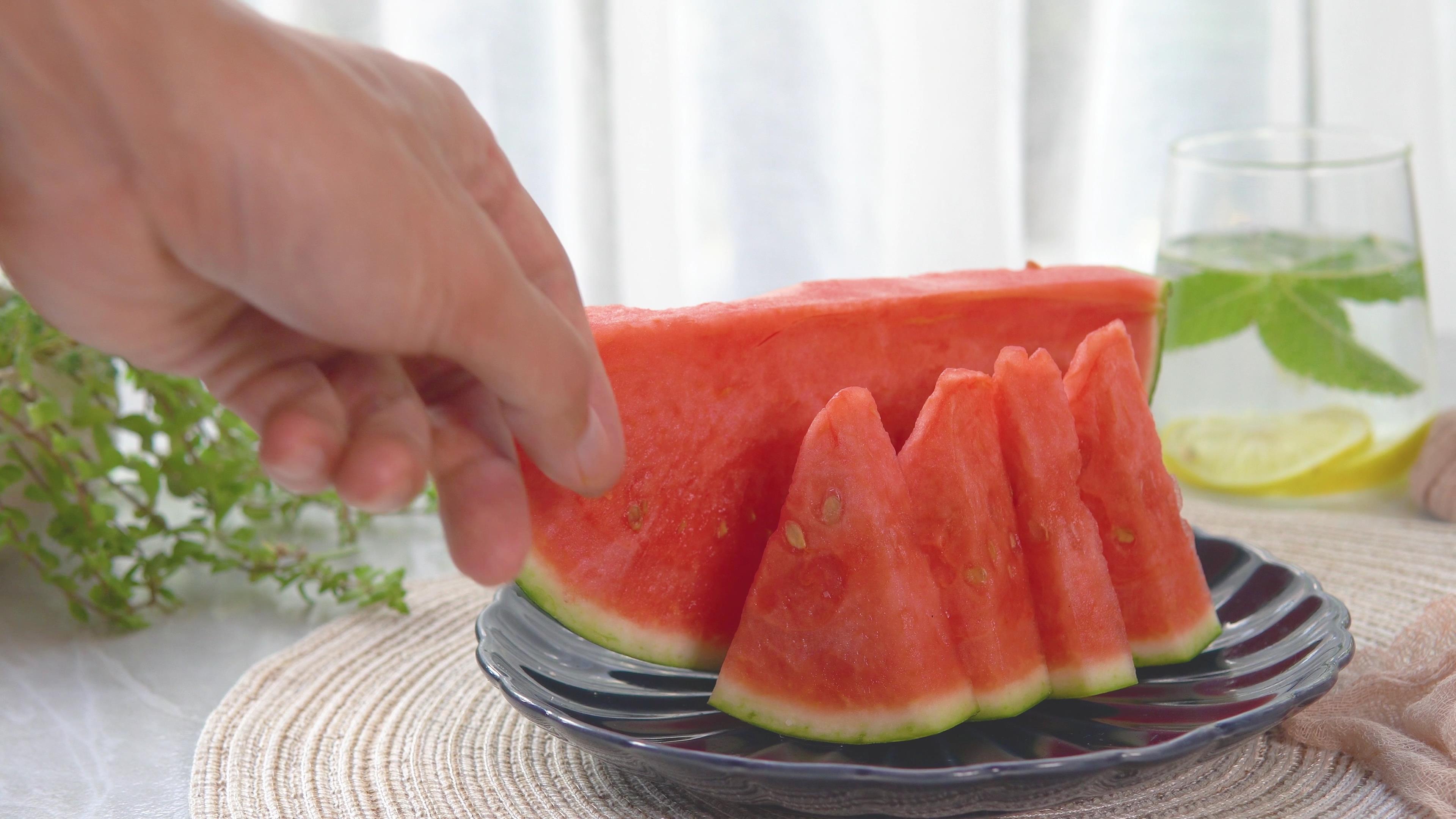 4K夏日水果西瓜无籽西瓜美食视频素材视频的预览图