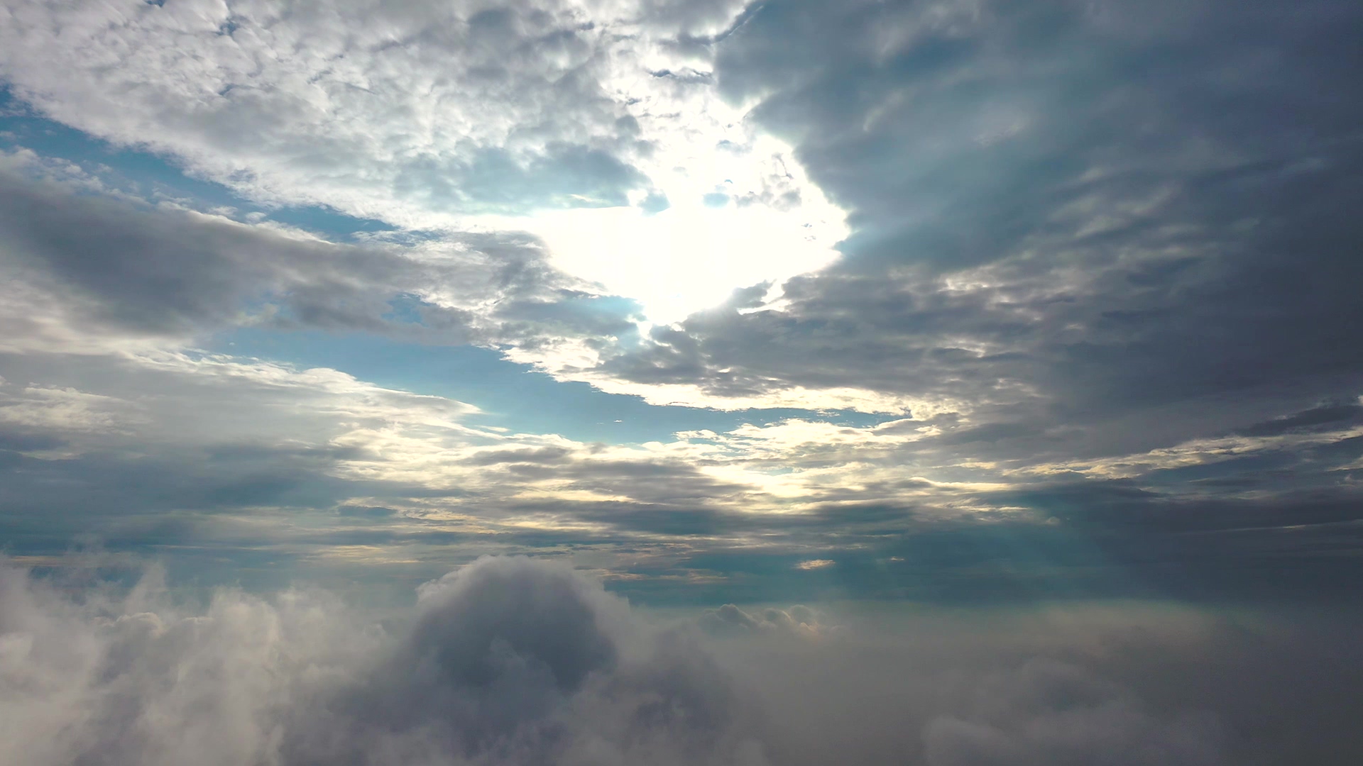 4K航拍太阳光穿过云层薄雾空镜头视频的预览图