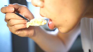 4k早餐牛奶泡麦片吃饭实拍视频视频的预览图