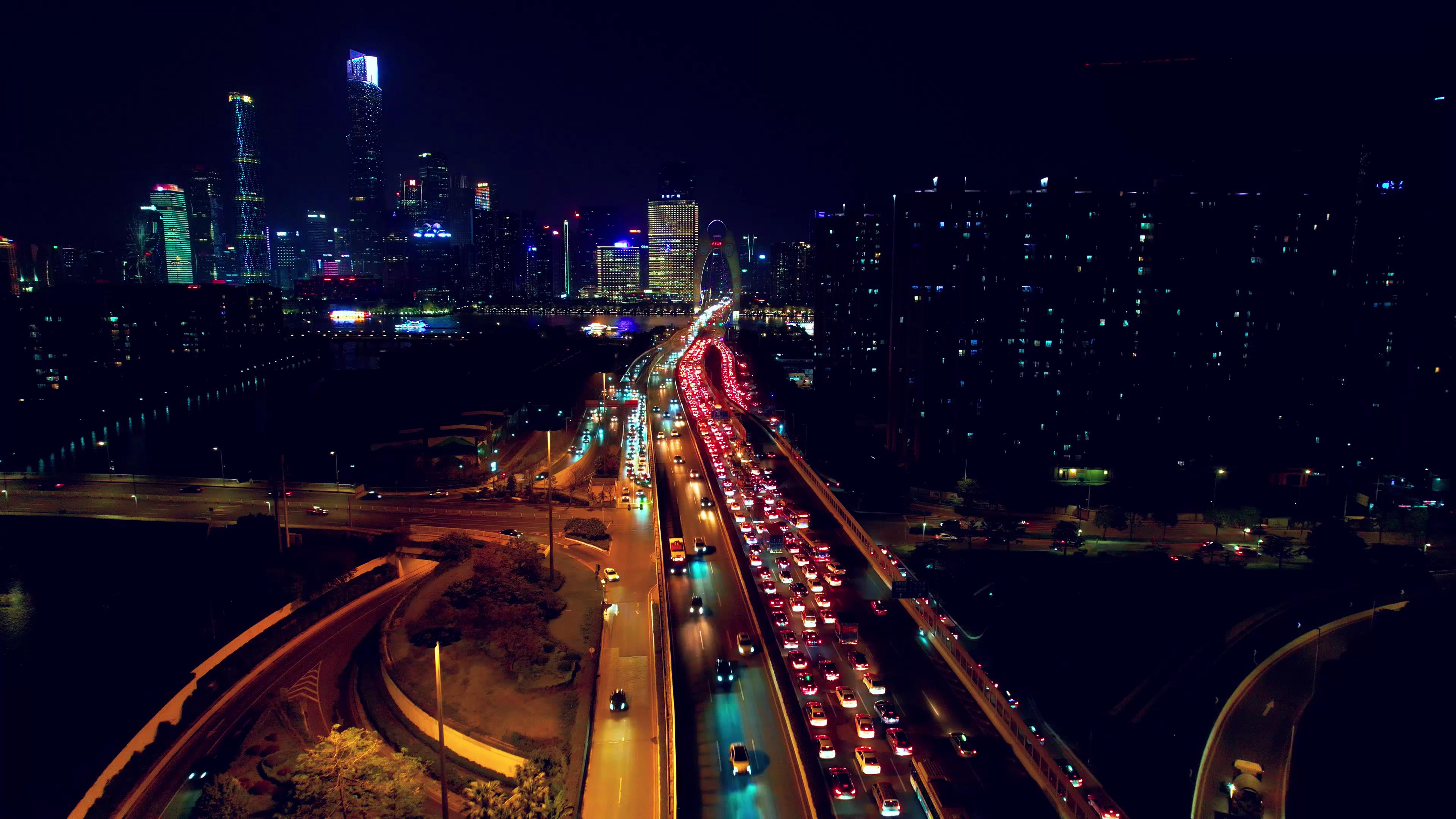 4k广州城市交通夜景车水马龙车流航拍视频的预览图