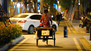 1080升格夜间小贩骑三轮车回家生活艰辛的氛围空镜视频的预览图