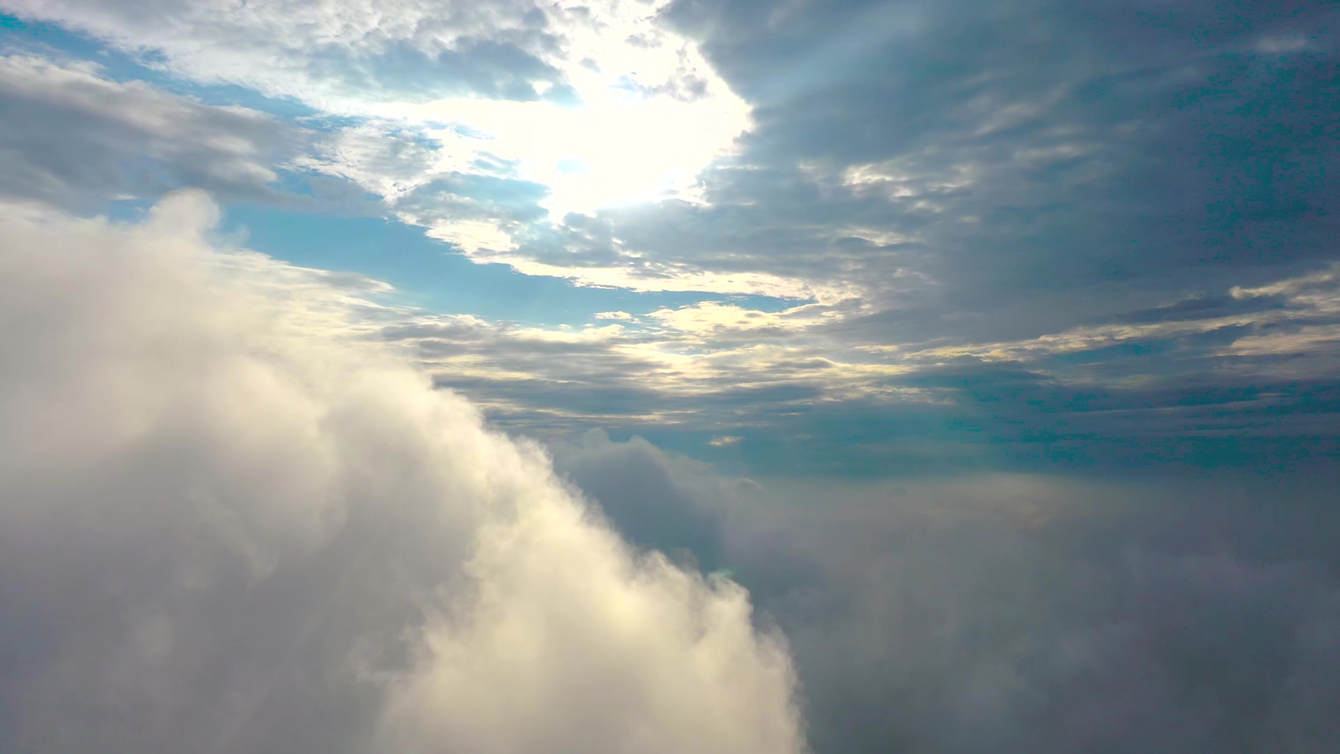 4K航拍唯美天空云层耶稣光意境云端薄雾视频的预览图