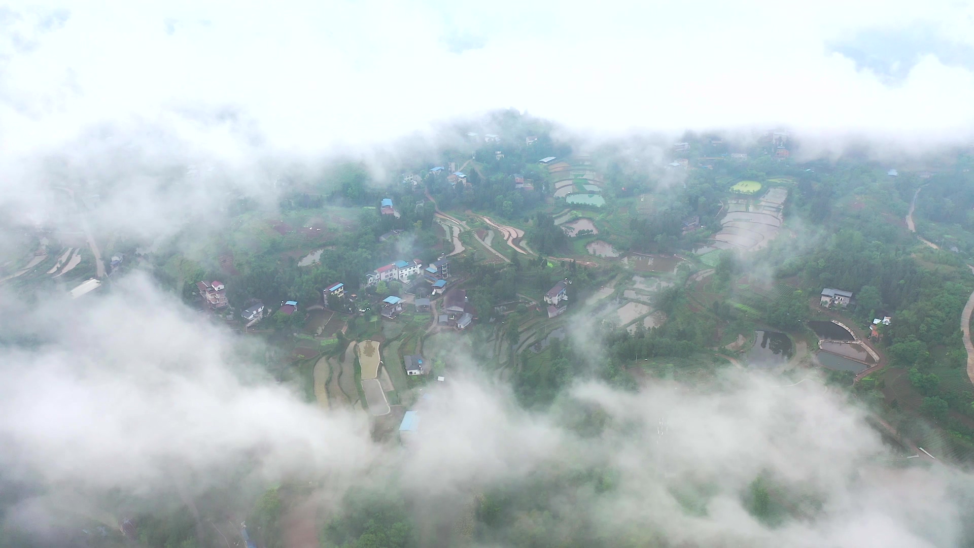 4K航拍雨后的小镇薄雾弥漫意境视频的预览图