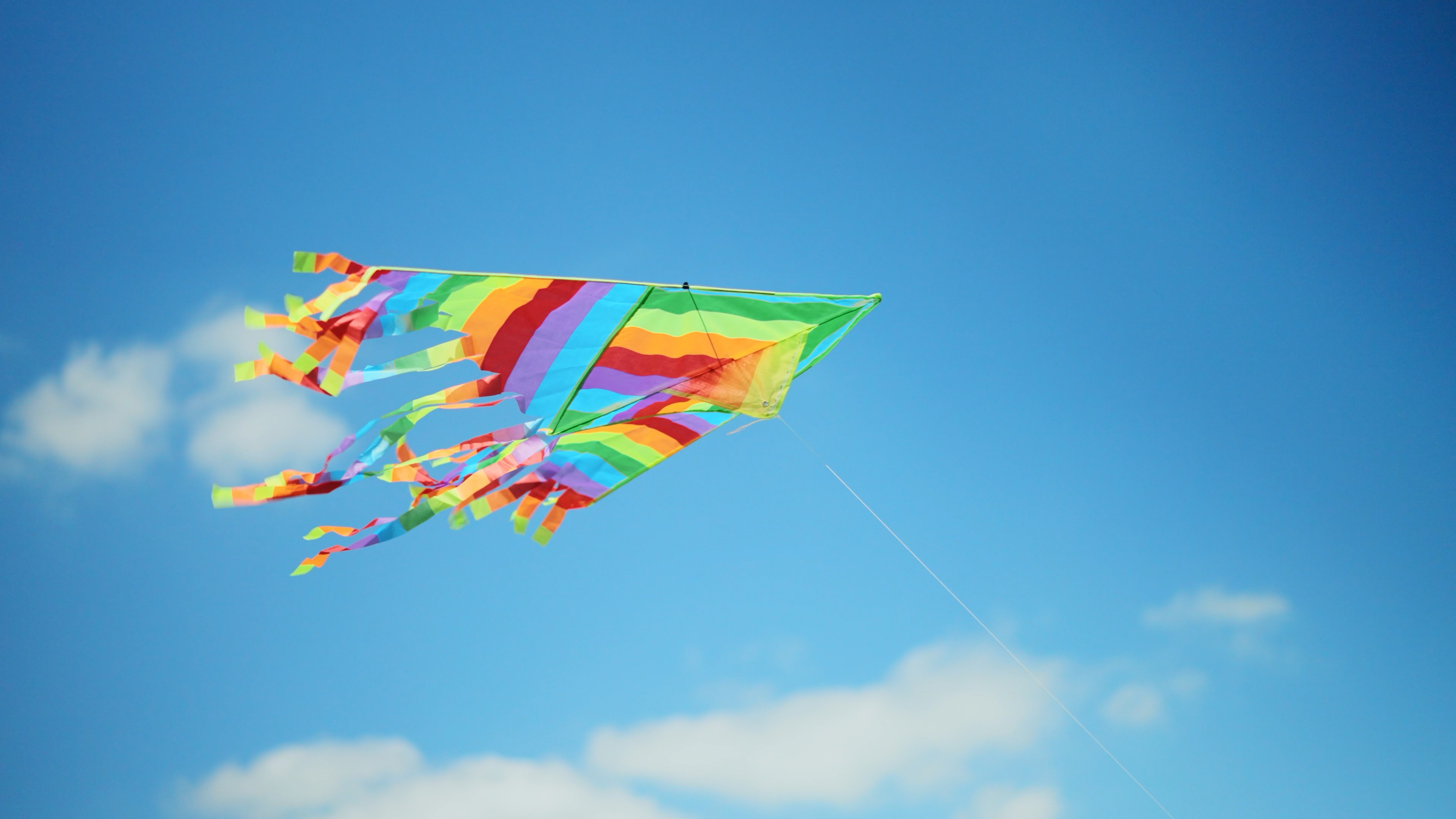 4k升格风筝飘在蓝天上清新唯美空镜视频的预览图