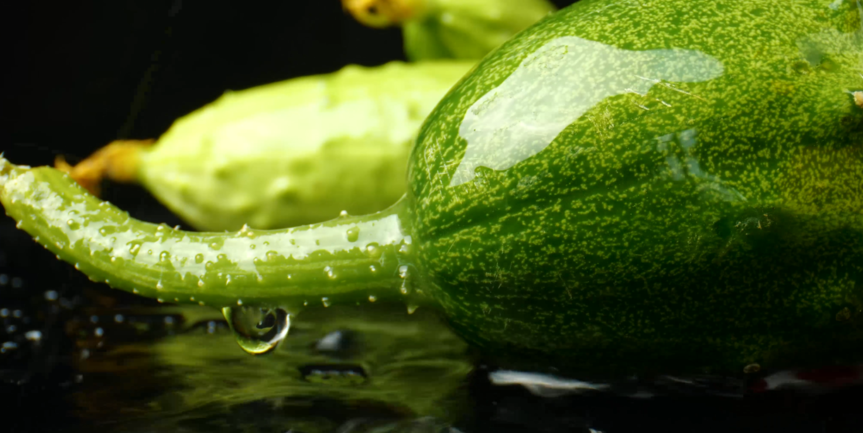 4k水果黄瓜嫩黄瓜新鲜蔬菜食材特写广告宣传视频视频的预览图