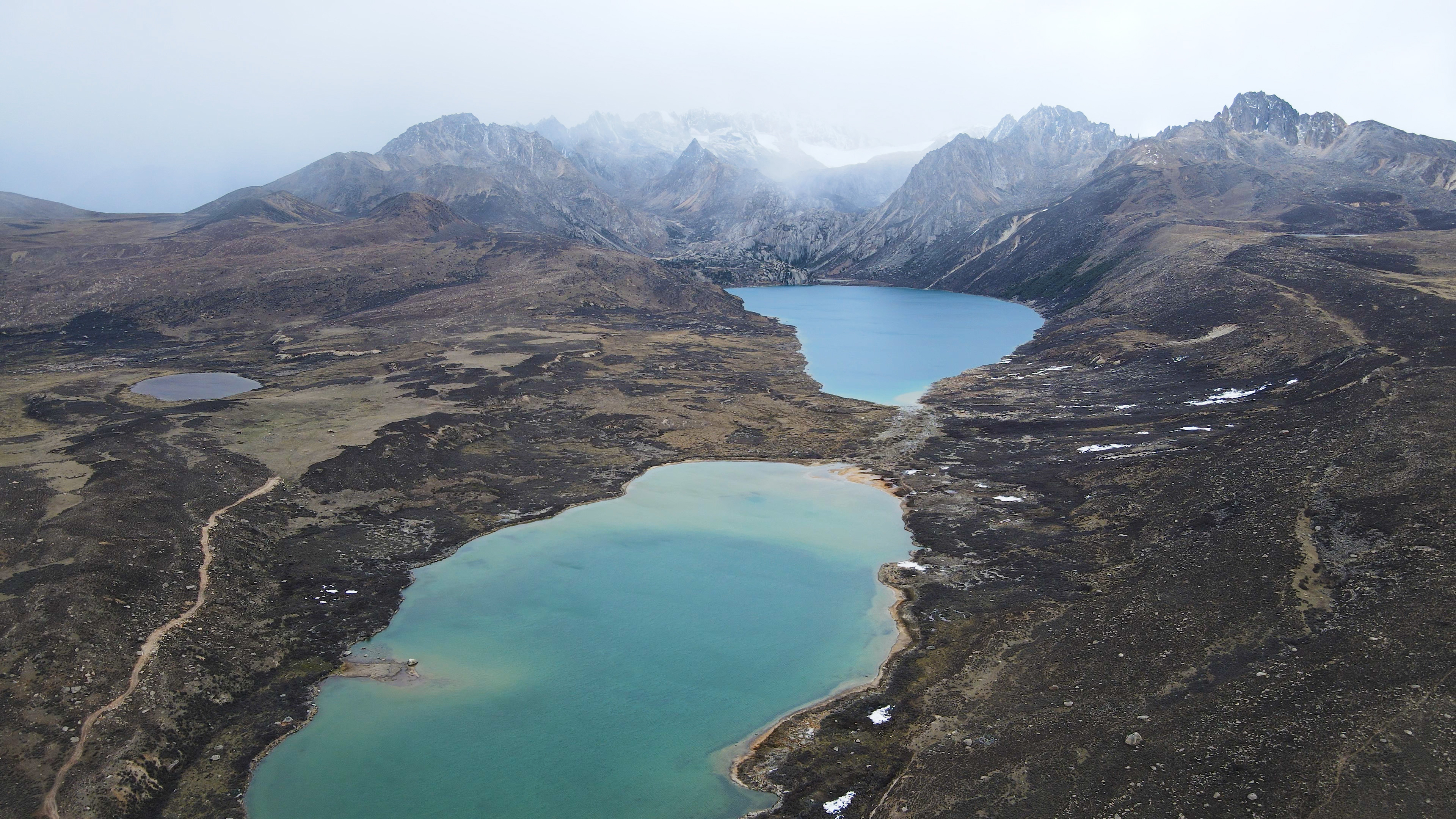 4K航拍中国高原湖泊姊妹湖自然风光视频的预览图