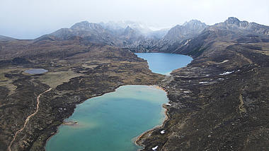 4K航拍中国高原湖泊姊妹湖自然风光视频的预览图