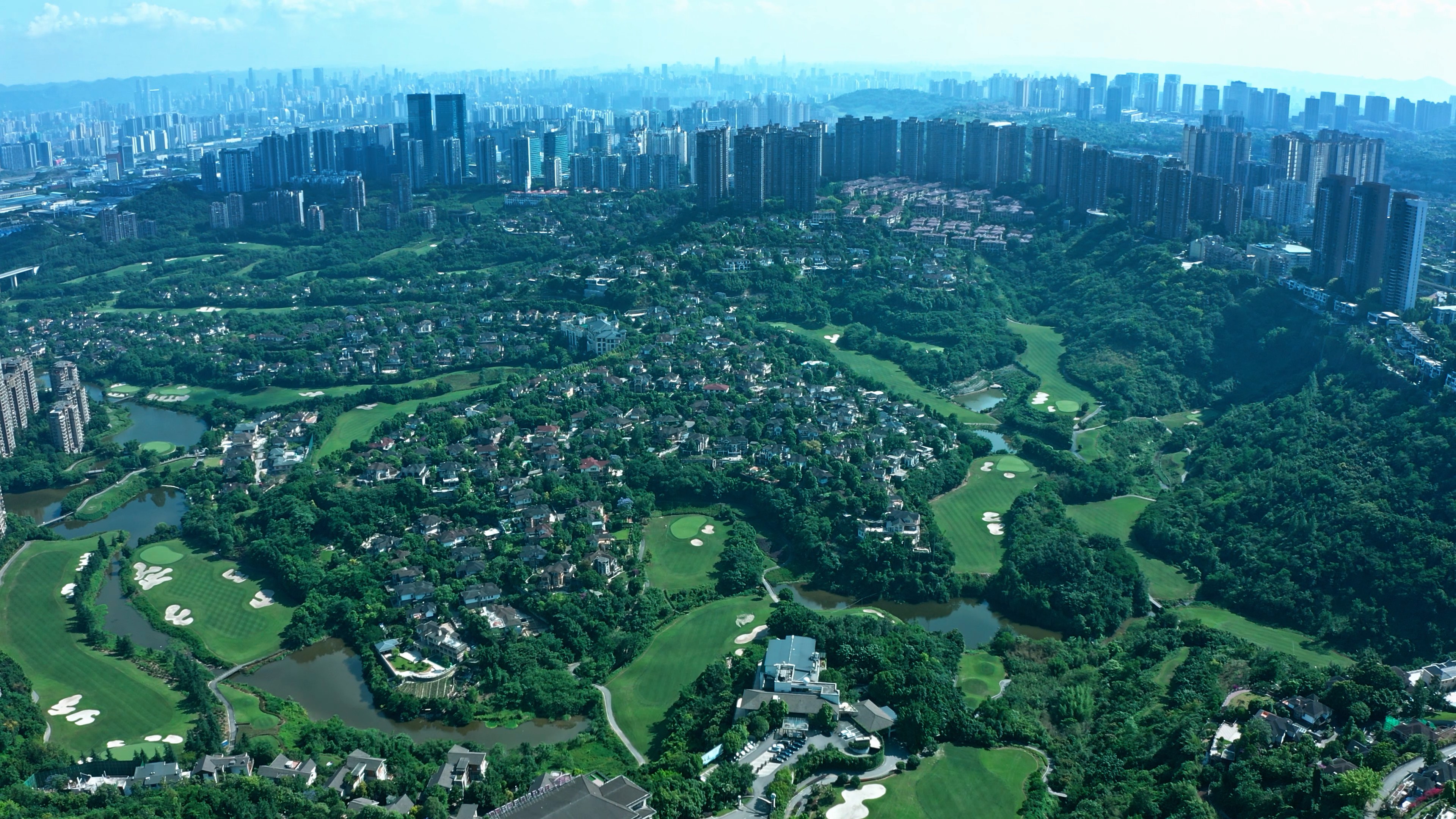 4k航拍晴朗天气下重庆保利高尔夫别墅区视频的预览图