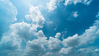 4k夏日阳光蓝天白云自然天空云层流动空镜延时视频的预览图