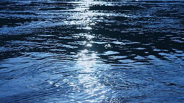 4k冷色调水面阳光反射湖面波光粼粼空镜头视频的预览图