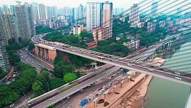 4k重庆石门嘉陵江大桥车流车水马龙航拍视频的预览图