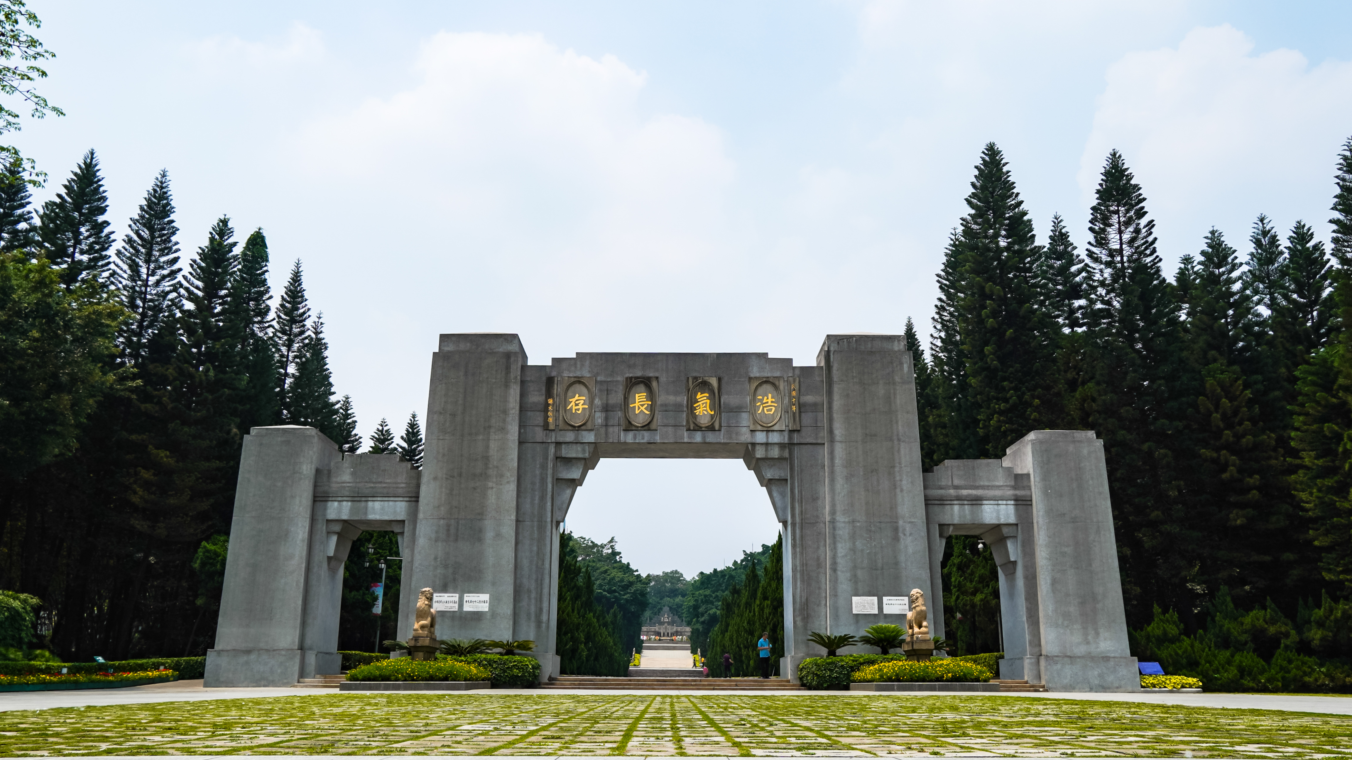 4k广州七十二烈士陵园门口延时摄影视频的预览图
