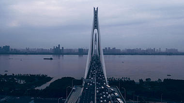 4K武汉城市地标二七大桥黑金航拍实拍视频视频的预览图