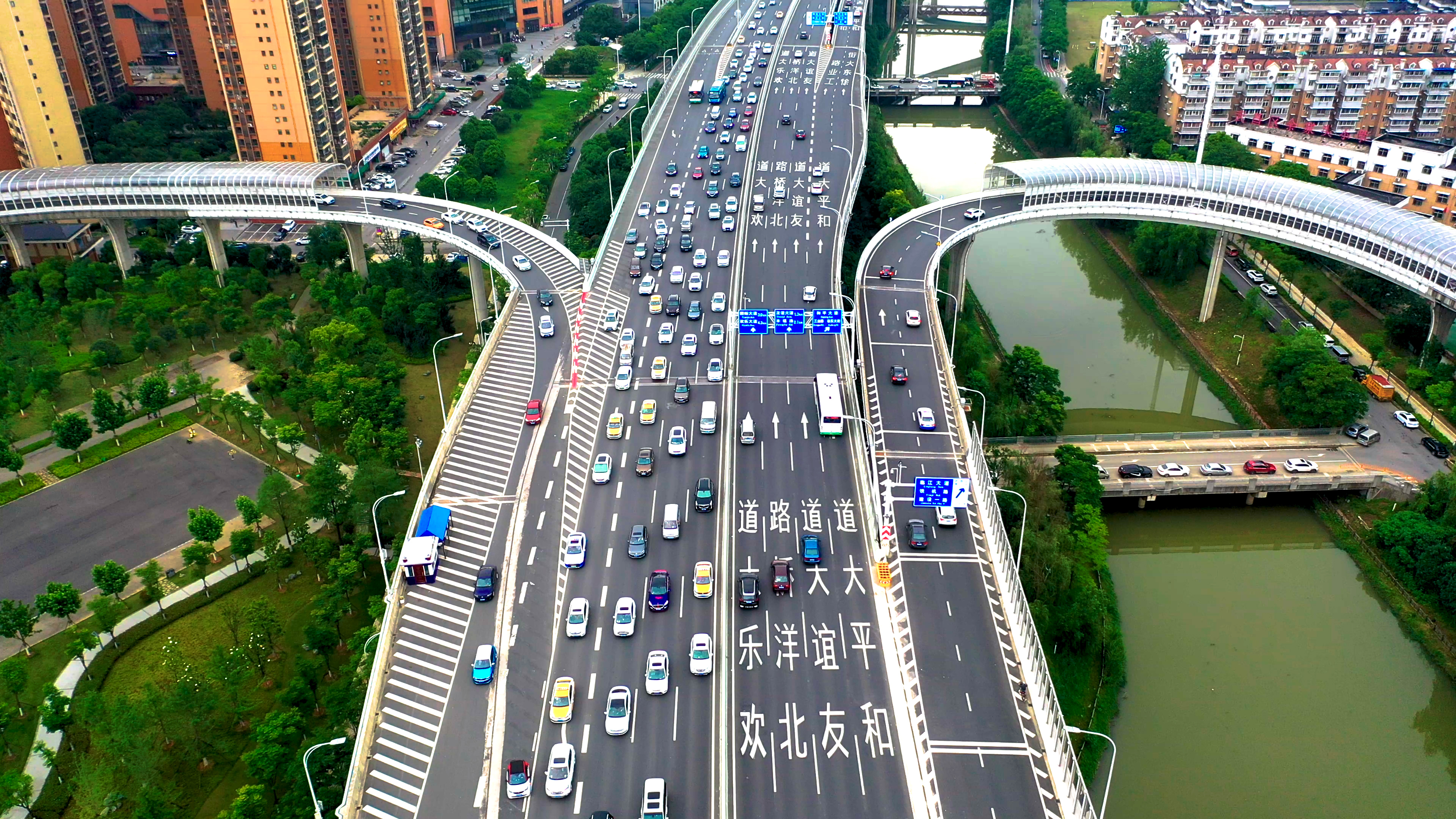 4K武汉城市交通车流出行车水马龙航拍俯拍实拍视频视频的预览图
