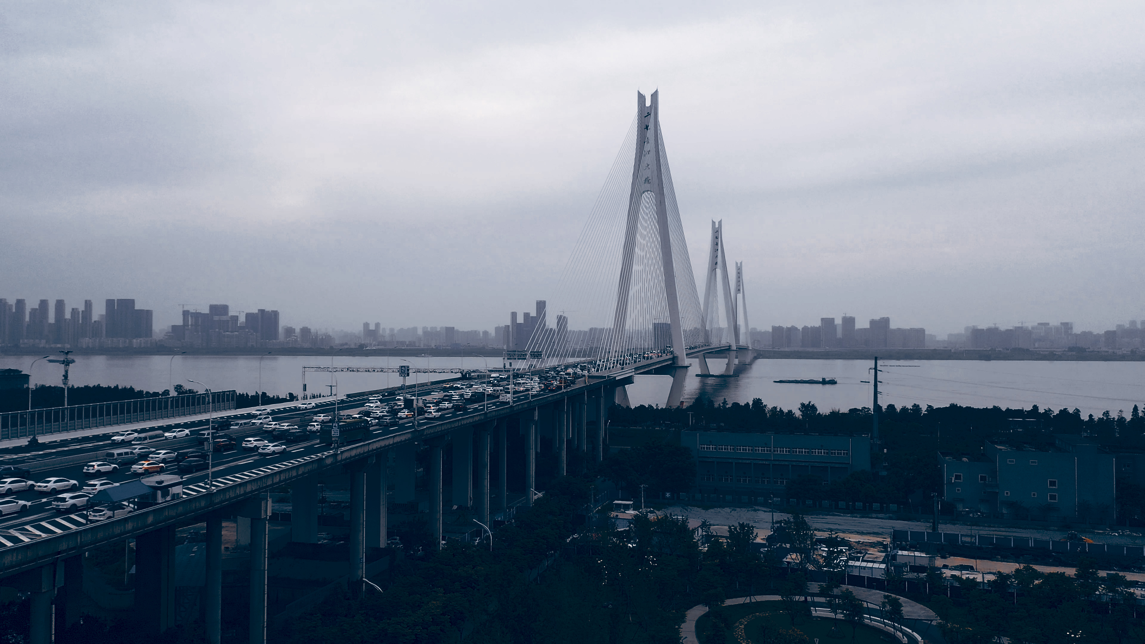 4K黑金武汉城市建筑二七大桥俯拍航拍实拍视频视频的预览图