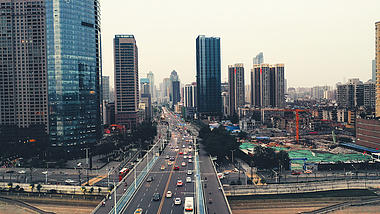 4K武汉城市地标江汉桥车水马龙移动航拍实拍视频视频的预览图