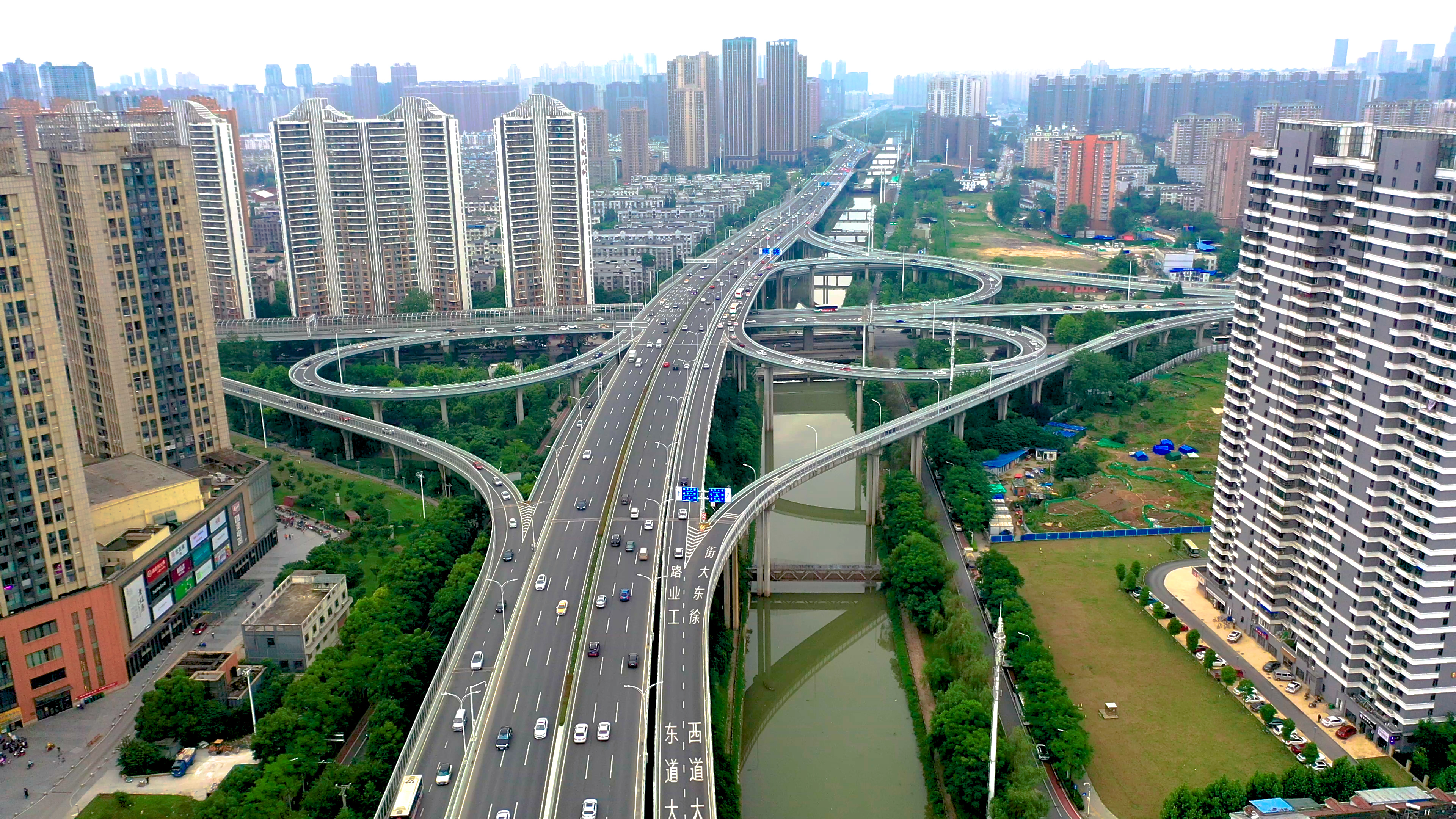 4K武汉城市交通枢纽立交桥实拍视频视频的预览图