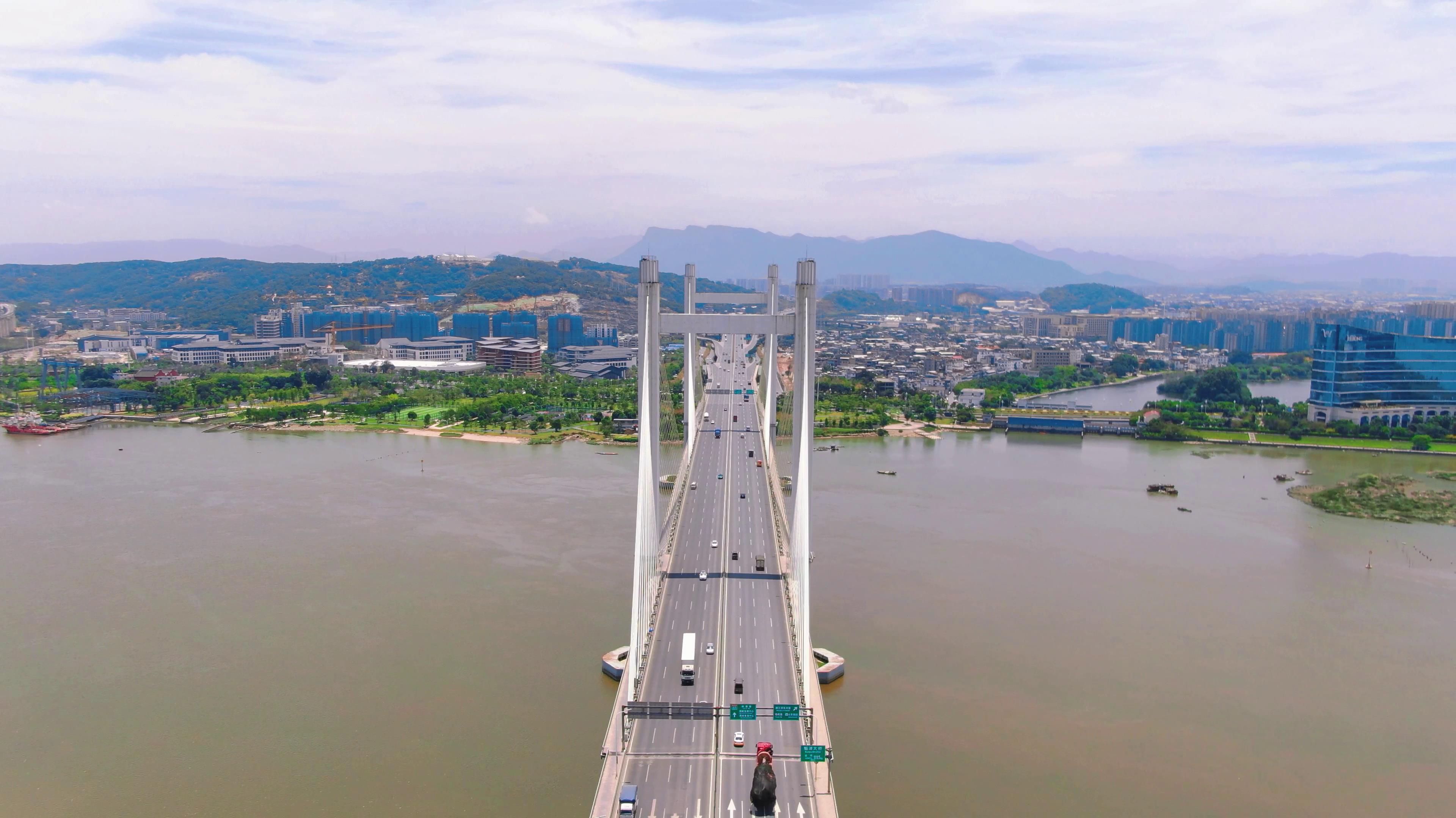 4K航拍福州三环高速大桥车水马龙交通视频视频的预览图