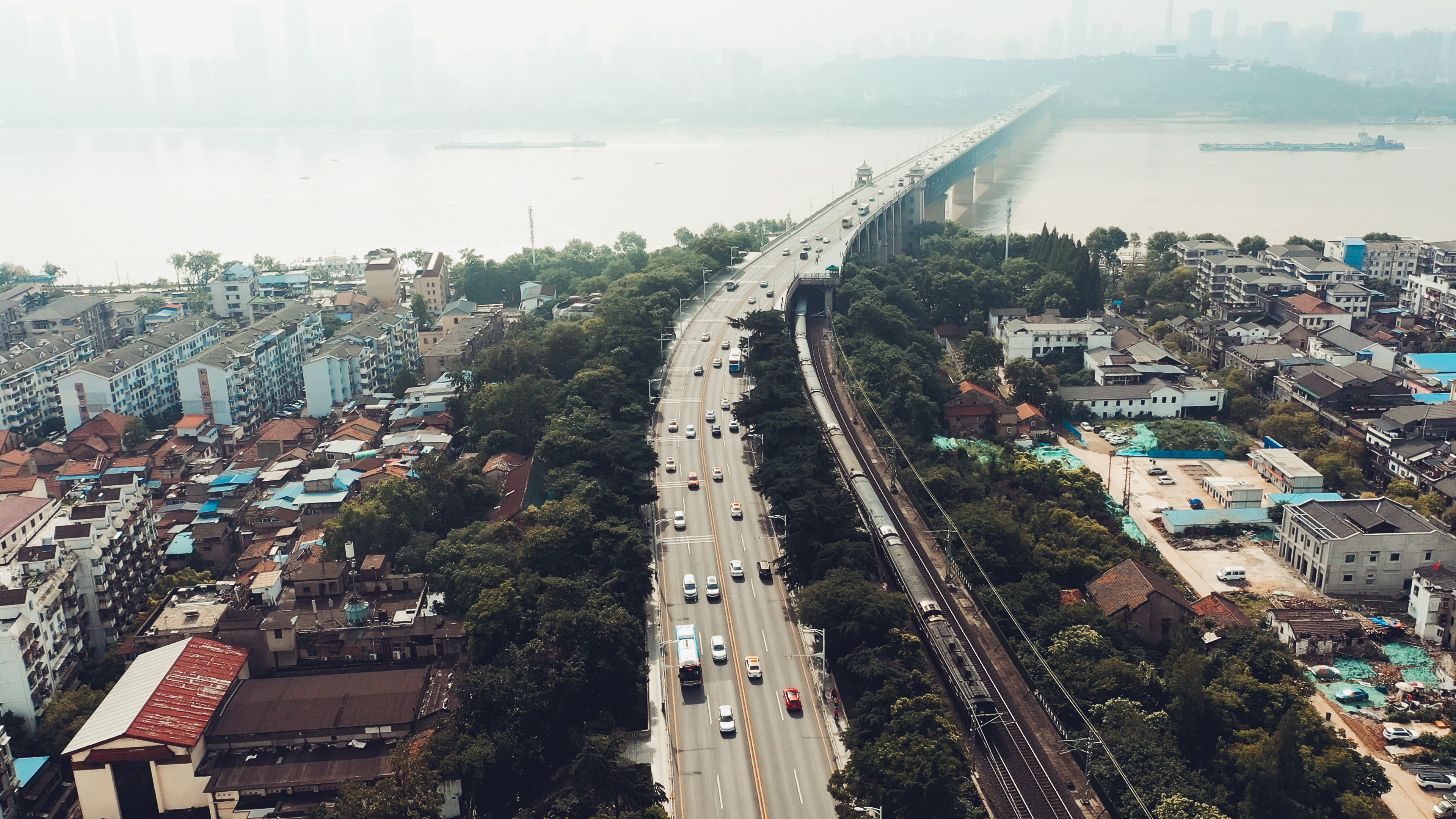 4K武汉城市地标长江大桥桥头航拍实拍视频视频的预览图