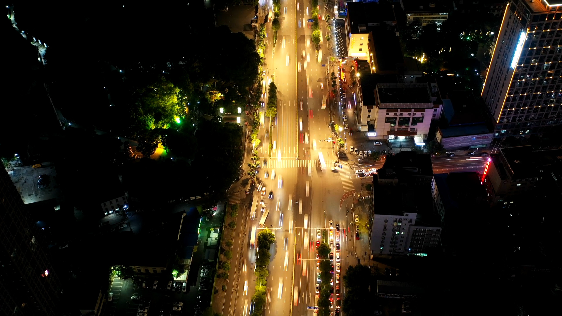 4K武汉城市移动延时车流车水马龙航拍实拍视频视频的预览图