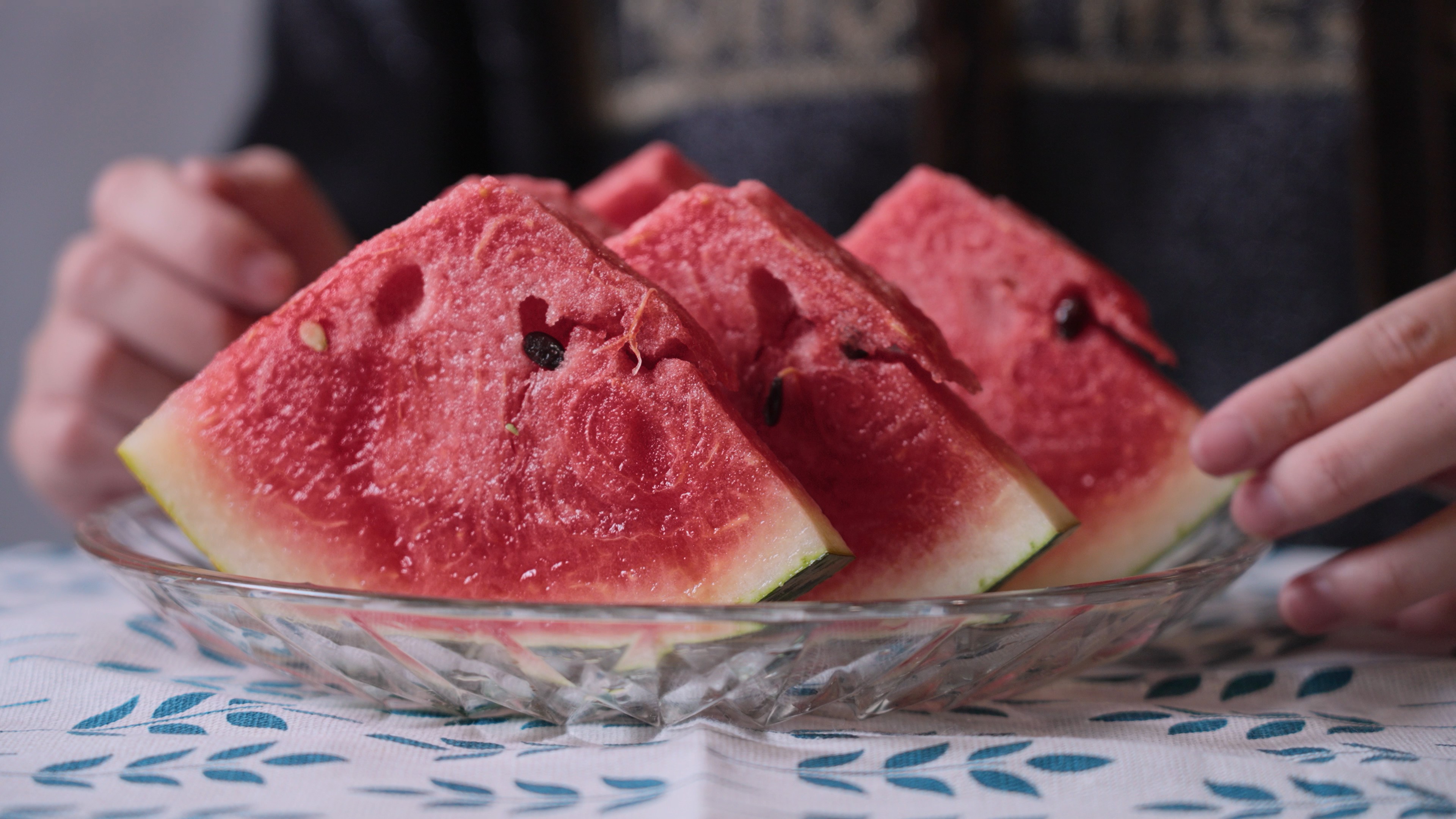4k拿西瓜吃西瓜解渴夏季水果实拍视频的预览图