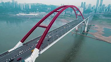 5.4k重庆菜园坝长江大桥车水马龙景象航拍视频的预览图