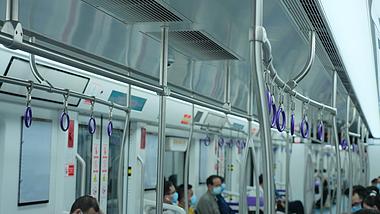 4k地铁车厢内部坐车乘客乘车实拍视频的预览图