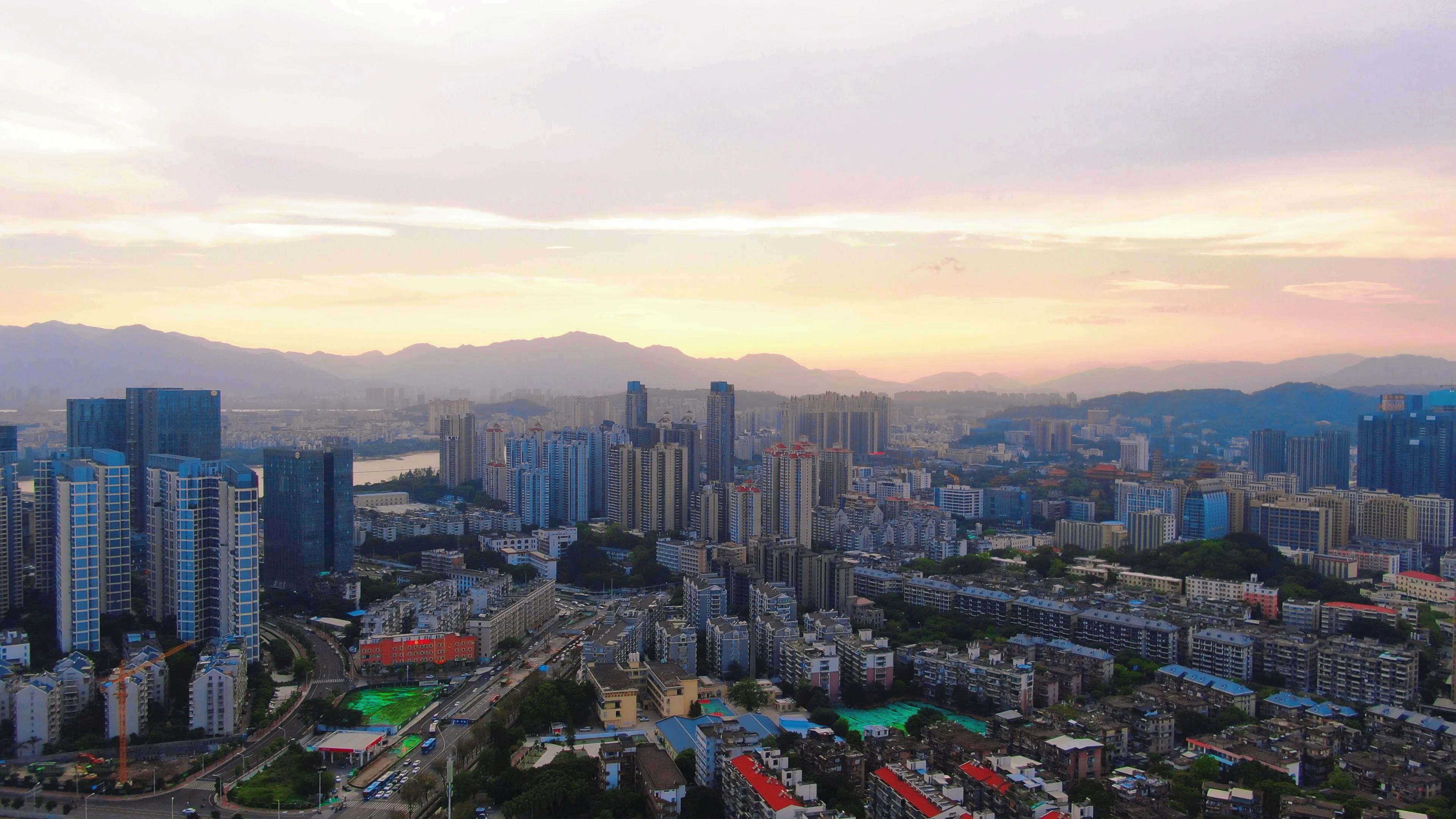 4K航拍清晨彩霞中的城市城市风光视频的预览图