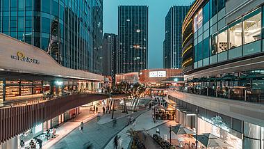 4k重庆光环购物商城广场街区夜景人流延时视频的预览图