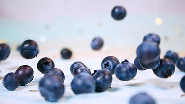 1080P新鲜蓝莓洒落升格鲜果电商展示视频视频的预览图