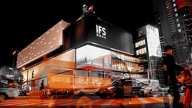 4k黑金色长沙IFS商场十字路口夜景人流繁华景象延时摄影视频的预览图