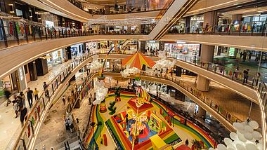 4k大型购物商场购物逛商场人流繁华景象延时视频的预览图