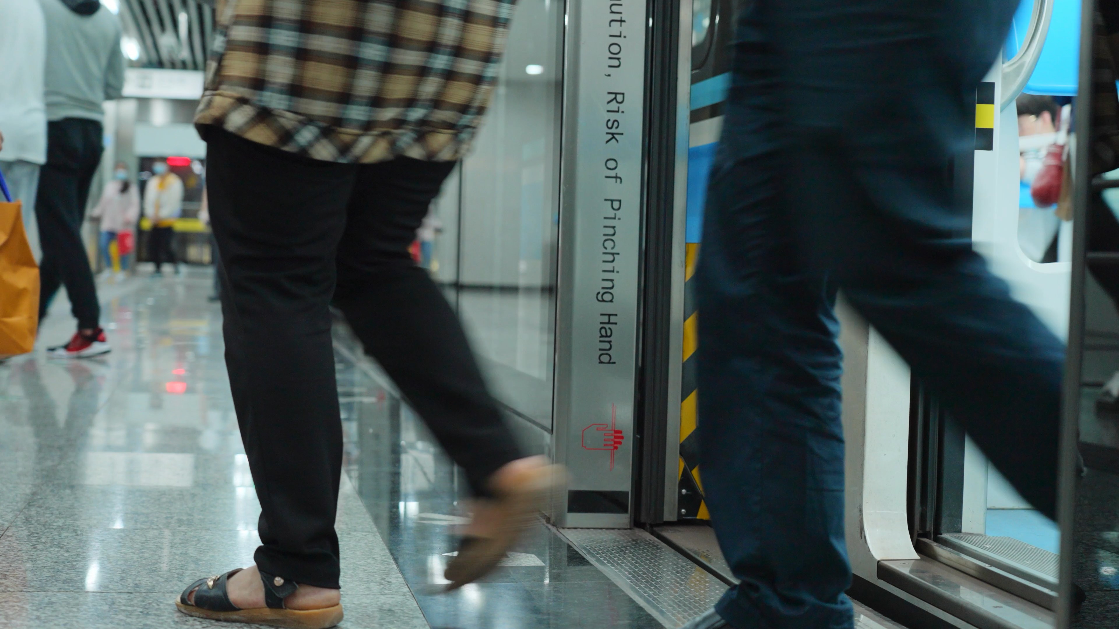 4k地铁站上下车人流匆忙脚步低角度实拍视频的预览图
