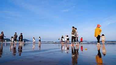 4K夏日夏天海边沙滩游玩的人群视频的预览图