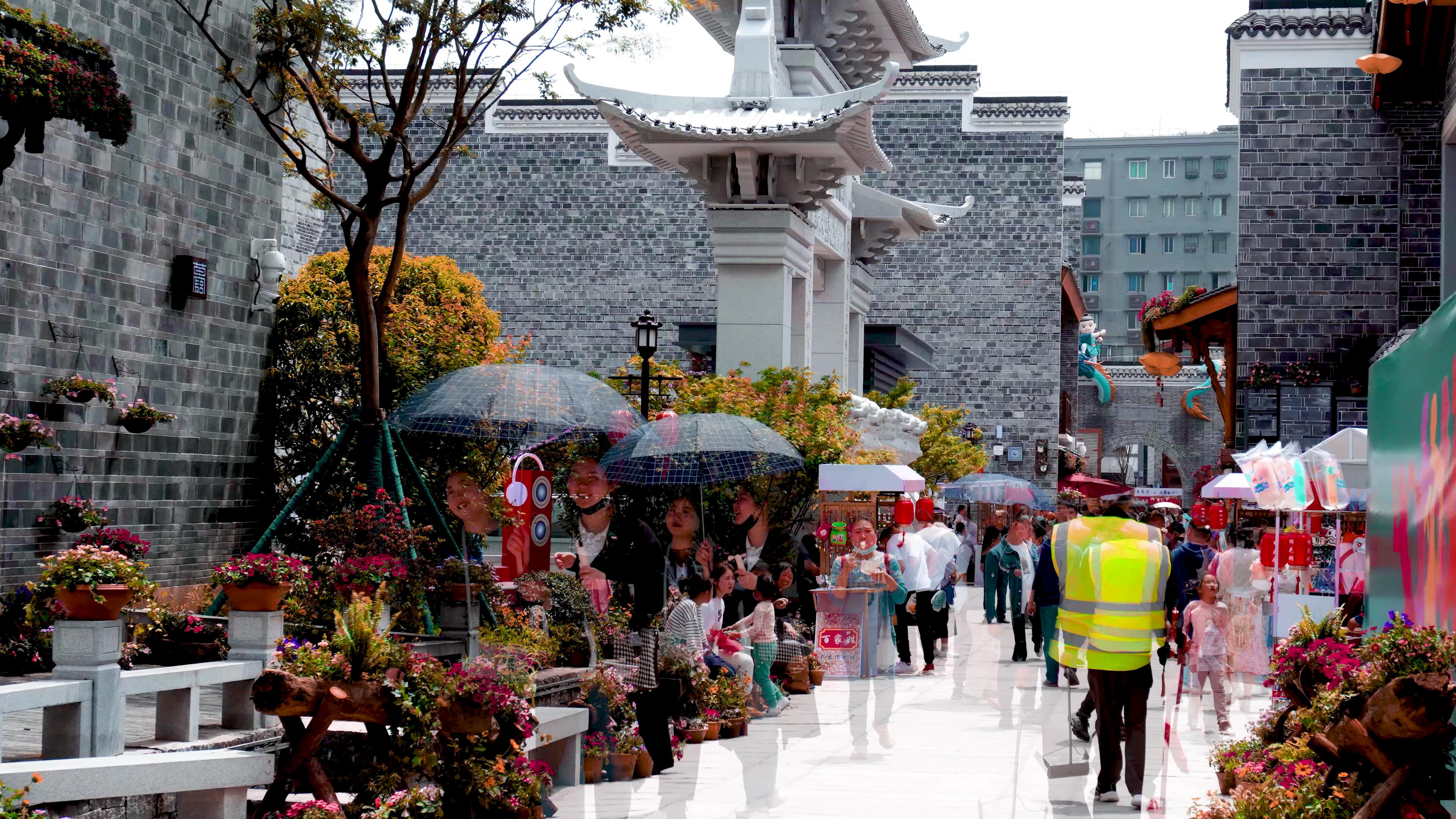 4K实拍南昌万寿宫历史文化街区旅游观光人流延时摄影视频的预览图