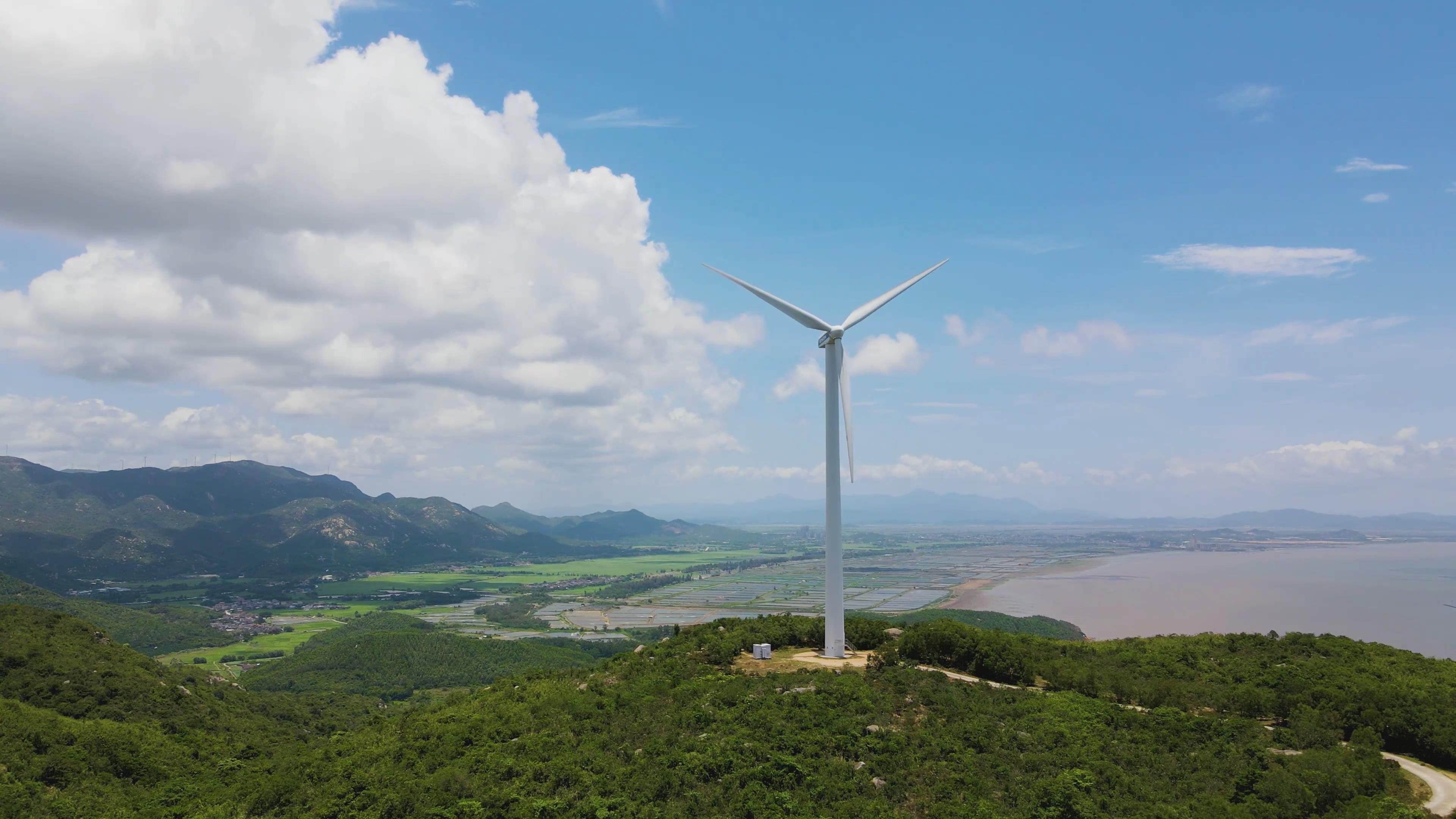 4K海边环保能量风力发电机风扇运转视频素材视频的预览图