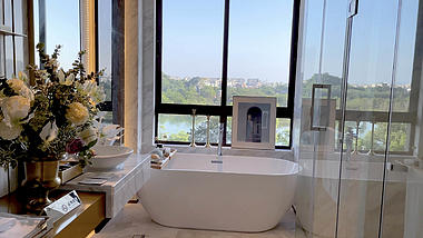 4k实拍居家生活空间卫生间样板房浴缸房地产素材视频的预览图