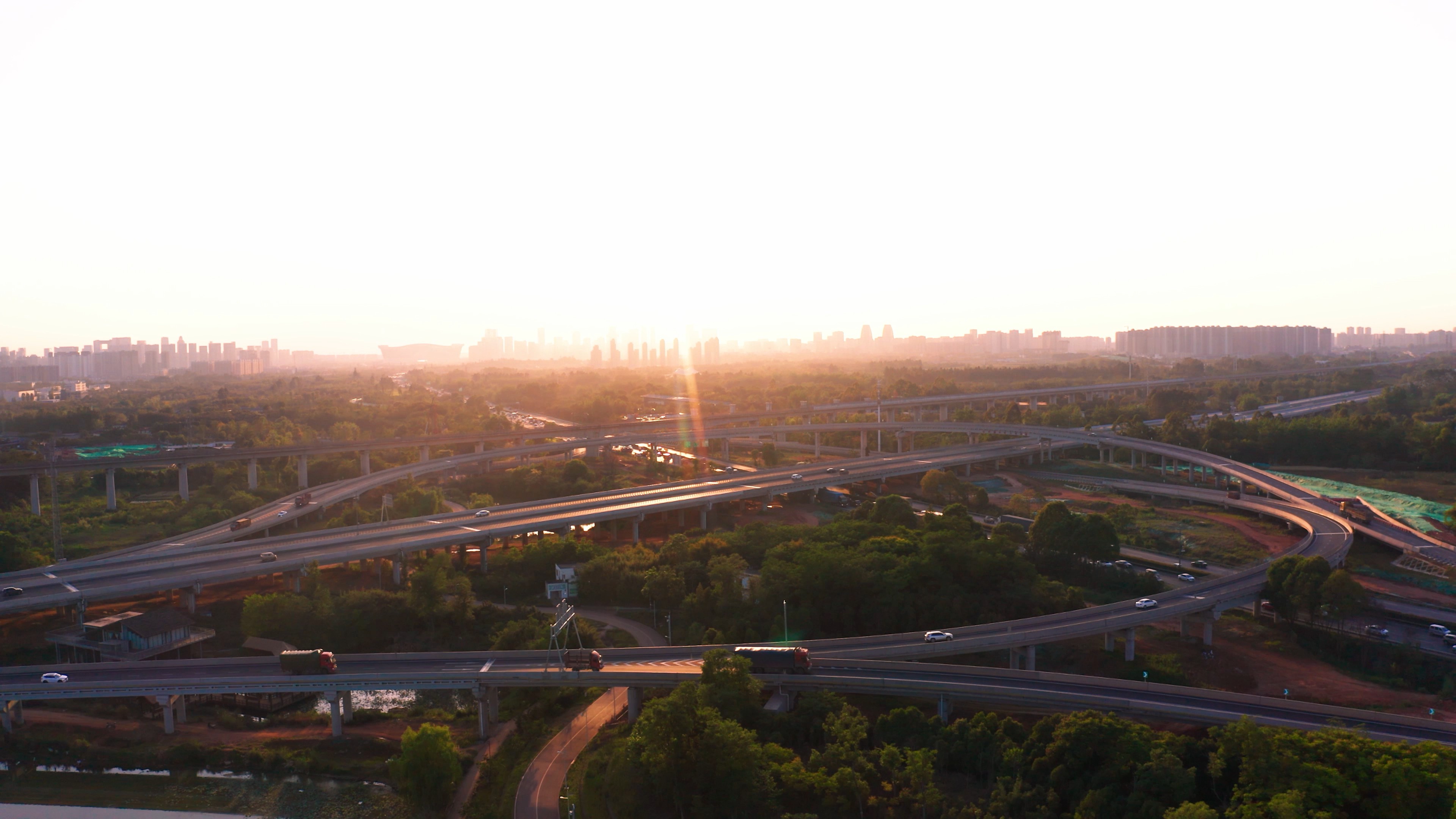 4K航拍成都夕阳晚霞霞光下唯美城市交通车流立交桥视频的预览图